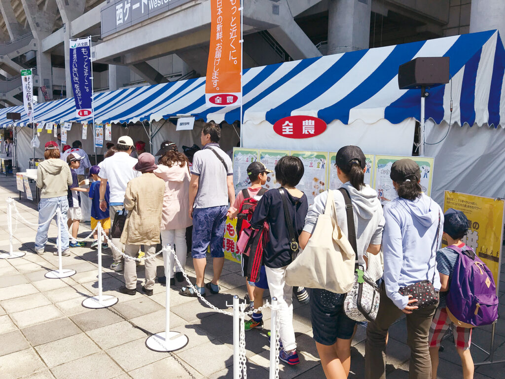 長い列ができた全農チビリンピックでの焼き餅配布